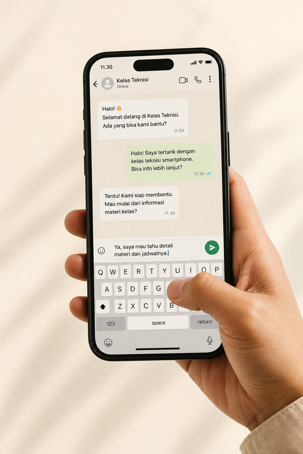 Tangan mengetik chat tentang kelas teknisi di iPhone